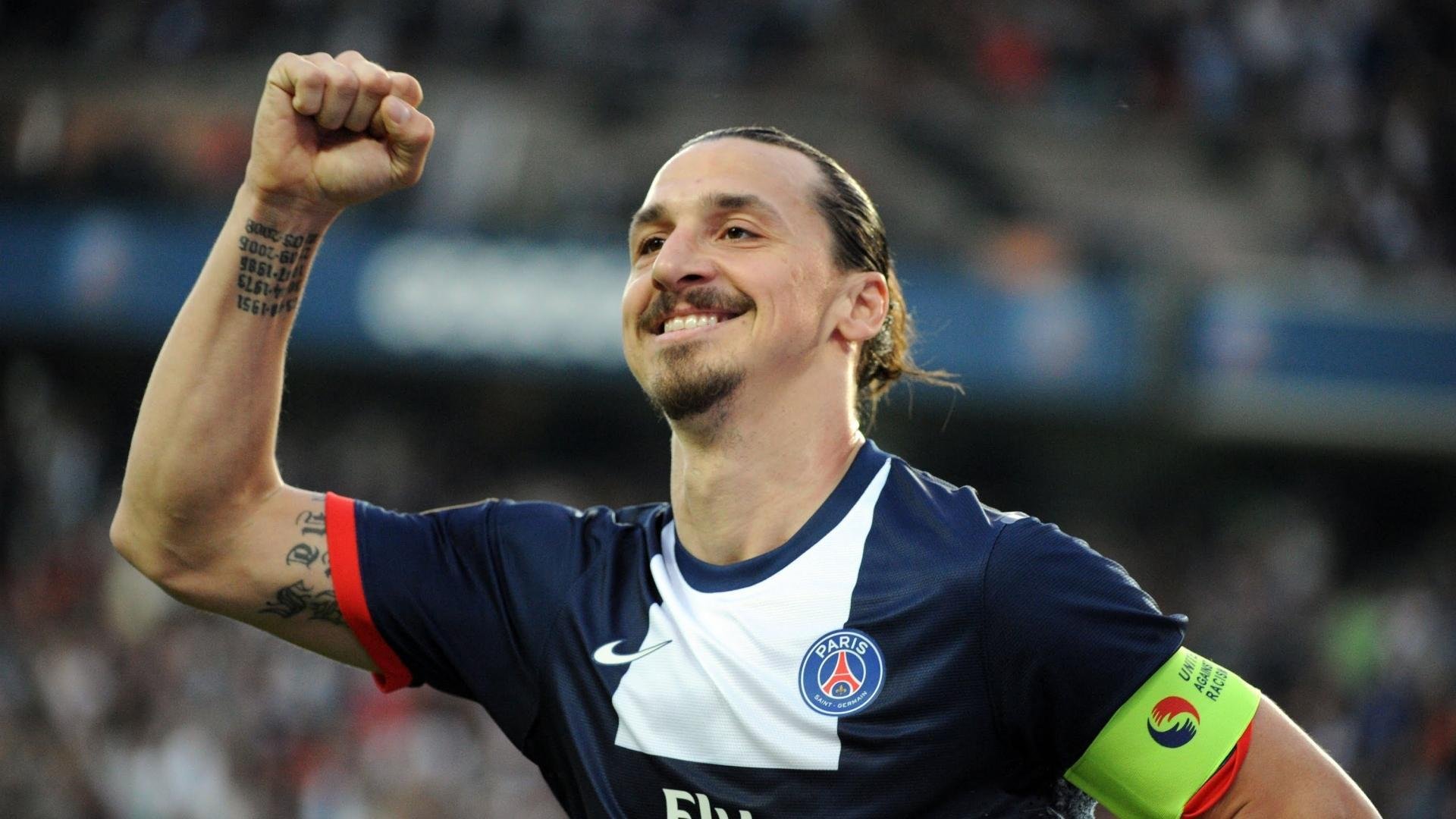 队内组织技术分析会鼓励球员从数据中总结个人提升路径，球员组织能力